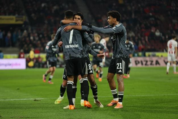 22.11.2025, Fussball Bundesliga, 1. FC Köln - Eintracht Frankfurt, v.l., Torjubel zum 1:2 durch Mahmoud Dahoud (Eintracht Frankfurt), Goal celebration, celebrate the goal, Ansgar Knauff (Eintracht Frankfurt), Nathaniel Brown (Eintracht Frankfurt) DFL DFB REGULATIONS PROHIBIT ANY USE OF PHOTOGRAPHS AS IMAGE SEQUENCES AND OR QUASI-VIDEO. xdcx Copyright: HMBxMedia Claus