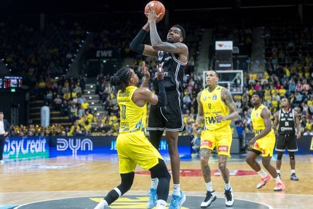 Oldenburg, Niedersachsen, DEU, 22.11.2025, Ejiofor Onu (Mitte, BMA365 Bamberg Baskets), James Woodard (links, EWE Baskets Oldenburg) und Michale Kyser (rechts, EWE Baskets Oldenburg). EWE Baskets Oldenburg vs. BMA365 Bamberg Baskets. 1. Basketball-Bundesliga Saison 2025 2026, 8. Spieltag, Grosse EWE Arena. EWE Baskets Oldenburg vs. BMA365 Bamberg Baskets