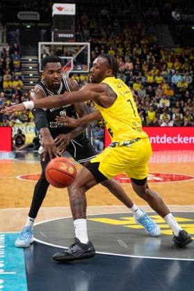 GER, Basketball, easy Credit- BBL, EWE Baskets Oldenburg vs Bamberg Baskets 22.11.2025, EWE Arena, Oldenburg, GER, easy Credit-BBL, EWE Baskets Oldenburg vs Bamberg Baskets, im Bild Ejiofor ONU ( Bamberg Baskets 35 ) Dakarai TUCKER ( EWE Baskets Oldenburg 7 )