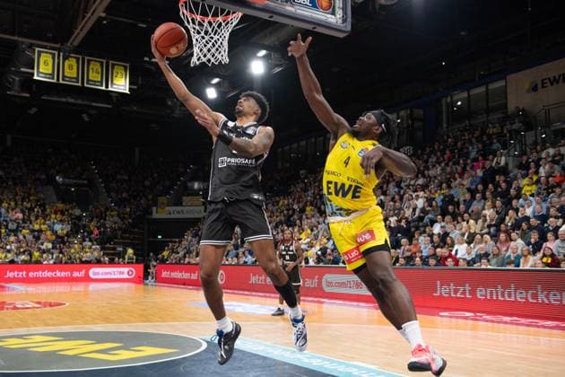 GER, Basketball, easy Credit- BBL, EWE Baskets Oldenburg vs Bamberg Baskets 22.11.2025, EWE Arena, Oldenburg, GER, easy Credit-BBL, EWE Baskets Oldenburg vs Bamberg Baskets, im Bild Ibrahim WATSON ( Bamberg Baskets 2 ) Brain FOBBS ( EWE Baskets Oldenburg 4 )