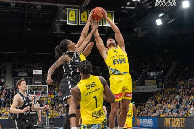 GER, Basketball, easy Credit- BBL, EWE Baskets Oldenburg vs Bamberg Baskets 22.11.2025, EWE Arena, Oldenburg, GER, easy Credit-BBL, EWE Baskets Oldenburg vs Bamberg Baskets, im Bild zum Ball Demarcus Marquette DEMONIA ( Bamberg Baskets 8 ) Filip STANIC ( EWE Baskets Oldenburg 65 ) Dakarai TUCKER ( EWE Baskets Oldenburg 7 )