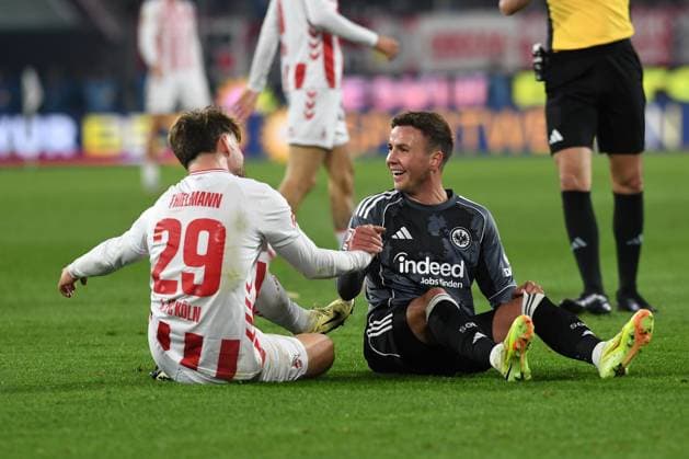 Mario Goetze (Eintracht Frankfurt) und Jan Thielmann (1. FC Koeln) lachen waehrend des Spiels der Bundesliga zwischen 1. FC Köln und Eintracht Frankfurt, RheinEnergieSTADION am 22. November 2025 in Köln, Deutschland. (Foto von Ralf Treese DeFodi Images) +++ Mario Goetze (Eintracht Frankfurt) und Jan Thielmann (1. FC Koeln) laughing during the Bundesliga match between 1. FC Köln and Eintracht Frankfurt at RheinEnergieSTADION on November 22, 2025 in Köln, Germany. (Photo by Ralf Treese DeFodi Images) DFL regulations prohibit any use of photographs as image sequences and or quasi-video. (Photo by Ralf Treese DeFodi Images)