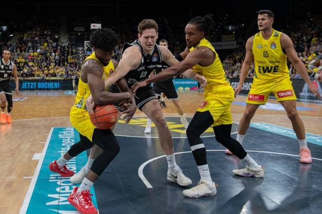 GER, Basketball, easy Credit- BBL, EWE Baskets Oldenburg vs Bamberg Baskets 22.11.2025, EWE Arena, Oldenburg, GER, easy Credit-BBL, EWE Baskets Oldenburg vs Bamberg Baskets, im Bild in den Griff bekommen Jon il FUGETT ( EWE Baskets Oldenburg 19 ) Patrick HECKMANN ( Bamberg Baskets 33 ) James WOODARD ( EWE Baskets Oldenburg 10 )