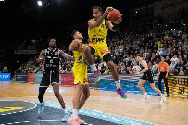 GER, Basketball, easy Credit- BBL, EWE Baskets Oldenburg vs Bamberg Baskets 22.11.2025, EWE Arena, Oldenburg, GER, easy Credit-BBL, EWE Baskets Oldenburg vs Bamberg Baskets, im Bild Rebound von Nicholas TISCHLER ( EWE Baskets Oldenburg 11 ) Filip STANIC ( EWE Baskets Oldenburg 65 ) Ejiofor ONU ( Bamberg Baskets 35 )