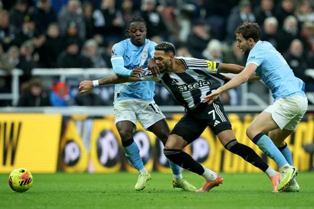 Newcastle United v Manchester City - Premier League Jeremy Doku of Manchester City, Joelinton of Newcastle United and Nico Gonzalez of Manchester City challenge during the Premier League match between Newcastle United and Manchester City at St James Park on November 22, 2025 in Newcastle upon Tyne, England. Newcastle upon Tyne St. James Park England United Kingdom Copyright: xEdxSykes Sportsphoto APLx 14142253