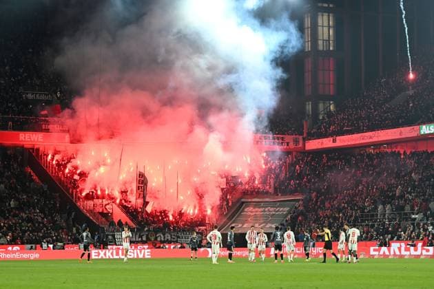 Fans Eintracht Frankfurt Fans mit Pyrotechnik und schiessen Leuchtraketen auf das Spielfeld waehrend des Spiels der Bundesliga zwischen 1. FC Köln und Eintracht Frankfurt, RheinEnergieSTADION am 22. November 2025 in Köln, Deutschland. (Foto von Ralf Treese DeFodi Images) +++ Fans Eintracht Frankfurt supporters use pyrotechnics during the Bundesliga match between 1. FC Köln and Eintracht Frankfurt at RheinEnergieSTADION on November 22, 2025 in Köln, Germany. (Photo by Ralf Treese DeFodi Images) DFL regulations prohibit any use of photographs as image sequences and or quasi-video. (Photo by Ralf Treese DeFodi Images)