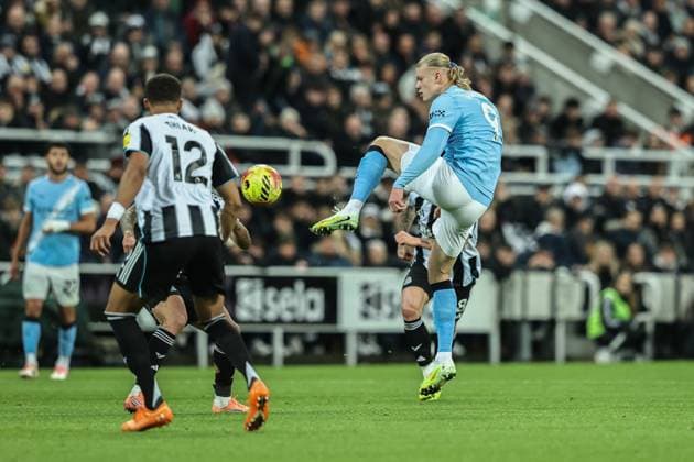 Premier League Newcastle United v Manchester City Erling Haaland of Manchester City controls the ball during the Premier League match Newcastle United vs Manchester City at St. James s Park, Newcastle, United Kingdom, 21st November 2025 (Photo by Alfie Cosgrove News Images) Newcastle St. James s Park Tyne and Wear United Kingdom Copyright: xAlfiexCosgrove NewsxImagesx