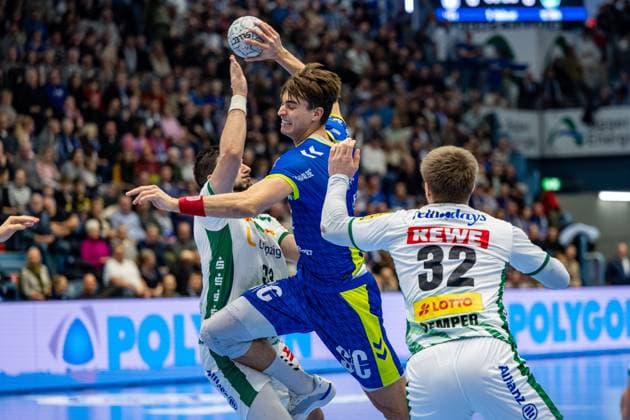 Daikin Handball Bundesliga, VfL Gummersbach - SC DHfK Leipzig 22.11.2025 Julian Köster (VfL Gummersbach, 7), Franz Semper (SC DHfK Leipzig, 32), ; Daikin Handball Bundesliga, VfL Gummersbach - SC DHfK Leipzig 22.11.2025 Copyright: xBEAUTIFULxSPORTS Erlhofx