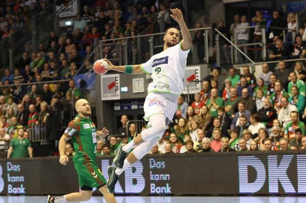 22.11.2025, xgox, Handball, Daikin HBL, SC Magdeburg - HSG Wetzlar v.l. Philipp Ahouansou (Wetzlar, 19) wirft Tor, Torschuetze, erzielt Tor, Treffer, scores the goal Magdeburg