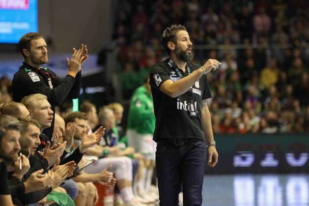 22.11.2025, xgox, Handball, Daikin HBL, SC Magdeburg - HSG Wetzlar v.l. Bennet Wiegert (Magdeburg, Trainer) Magdeburg