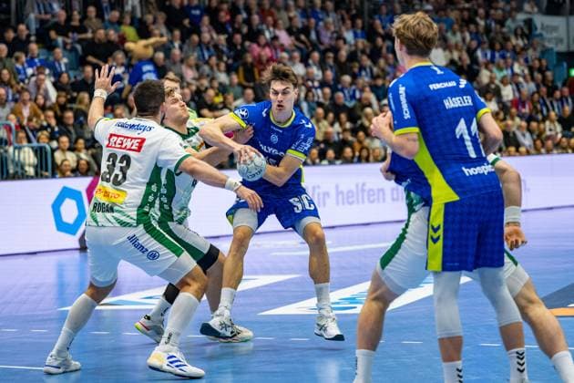 Daikin Handball Bundesliga, VfL Gummersbach - SC DHfK Leipzig 22.11.2025 Luka Rogan (SC DHfK Leipzig, 33), Miro Schluroff (VfL Gummersbach, 15),; Daikin Handball Bundesliga, VfL Gummersbach - SC DHfK Leipzig 22.11.2025 Copyright: xBEAUTIFULxSPORTS Erlhofx