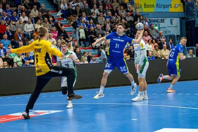 Daikin Handball Bundesliga, VfL Gummersbach - SC DHfK Leipzig 22.11.2025 Tomáö Mrkva (SC DHfK Leipzig, 16), Kay Smits (VfL Gummersbach, 31),; Daikin Handball Bundesliga, VfL Gummersbach - SC DHfK Leipzig 22.11.2025 Copyright: xBEAUTIFULxSPORTS Erlhofx