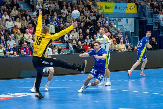 Daikin Handball Bundesliga, VfL Gummersbach - SC DHfK Leipzig 22.11.2025 Tomáö Mrkva (SC DHfK Leipzig, 16), Kay Smits (VfL Gummersbach, 31),; Daikin Handball Bundesliga, VfL Gummersbach - SC DHfK Leipzig 22.11.2025 Copyright: xBEAUTIFULxSPORTS Erlhofx