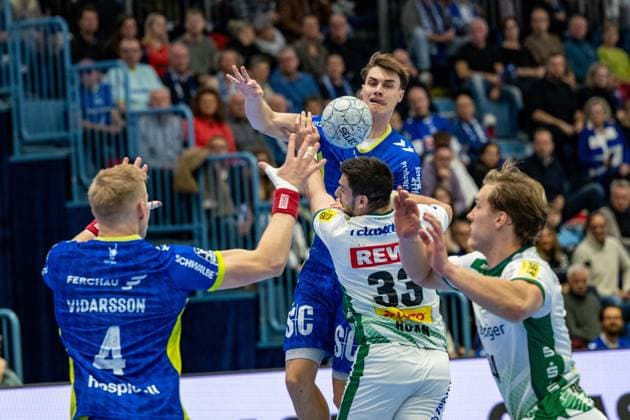 Daikin Handball Bundesliga, VfL Gummersbach - SC DHfK Leipzig 22.11.2025 Ellidi Vidarsson (VfL Gummersbach, 4), Miro Schluroff (VfL Gummersbach, 15), Luka Rogan (SC DHfK Leipzig, 33), ; Daikin Handball Bundesliga, VfL Gummersbach - SC DHfK Leipzig 22.11.2025 Copyright: xBEAUTIFULxSPORTS Erlhofx