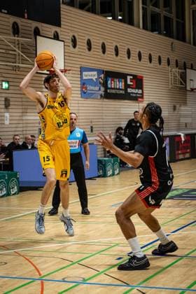 Nil Failenschmid Clavera (Bozic Estriche Knights Kirchheim, 15) Trey Thompson Stewart (SBB Baskets, 01) GER, Bozic Estriche Knights Kirchheim vs. SBB Baskets, BARMER 2. Basketball Bundesliga, 10. Spieltag, Saison 2025 2026, 22.11.2025 GER, Bozic Estriche Knights Kirchheim vs. SBB Baskets, BARMER 2. Basketball Bundesliga, 10. Spieltag, Saison 2025 2026, 22.11.2025 Kirchheim an der Teck Copyright: xEibner-Pressefoto NinaxSanderx EP_NSR