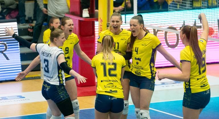 22.11..2025, Volleyball, Frauen, Zoi DVV-Pokal, Saison 2025 26, Viertelfinale, SSC Palmberg Schwerin - USC Münster Die Volleyballerinnen des SSC Palmberg Schwerin jubeln. Schwerin Palmberg Arena Mecklenburg-Vorpommern Deutschland