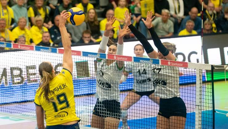 22.11..2025, Volleyball, Frauen, Zoi DVV-Pokal, Saison 2025 26, Viertelfinale, SSC Palmberg Schwerin - USC Münster Anna Artyshuk (SSC Palmberg Schwerin, li.) gegen Cecilia Malm (USC Münster, 2.v.li.) und Isabel Rebecca Martin (USC Münster, re.) Schwerin Palmberg Arena Mecklenburg-Vorpommern Deutschland