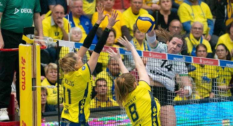 22.11..2025, Volleyball, Frauen, Zoi DVV-Pokal, Saison 2025 26, Viertelfinale, SSC Palmberg Schwerin - USC Münster Brianna Ford (USC Münster, re.) gegen Anne Hölzig (SSC Palmberg Schwerin, li.) und Britte Stuut (SSC Palmberg Schwerin, Mitte) Schwerin Palmberg Arena Mecklenburg-Vorpommern Deutschland