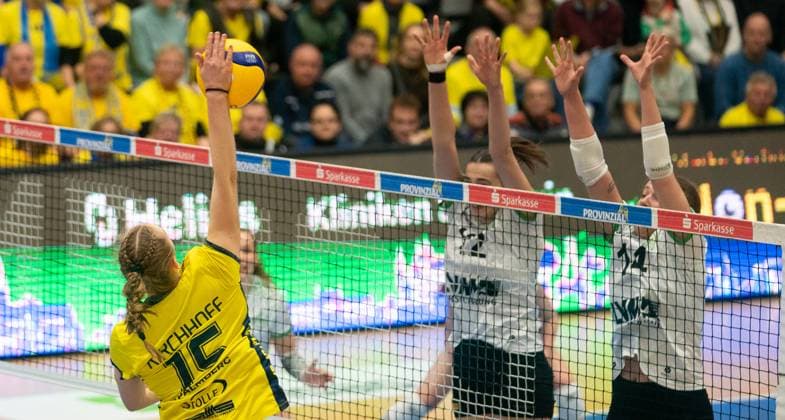 22.11..2025, Volleyball, Frauen, Zoi DVV-Pokal, Saison 2025 26, Viertelfinale, SSC Palmberg Schwerin - USC Münster Mia Kirchhoff (SSC Palmberg Schwerin, li.) gegen Brianna Ford (USC Münster, re.) und Anke Waelkens (USC Münster, Mitte) Schwerin Palmberg Arena Mecklenburg-Vorpommern Deutschland
