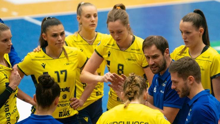 22.11..2025, Volleyball, Frauen, Zoi DVV-Pokal, Saison 2025 26, Viertelfinale, SSC Palmberg Schwerin - USC Münster Trainer Felix Koslowski (SSC Palmberg Schwerin, 3.v.re.) hält eine Ansprache an seine Mannschaft. Schwerin Palmberg Arena Mecklenburg-Vorpommern Deutschland