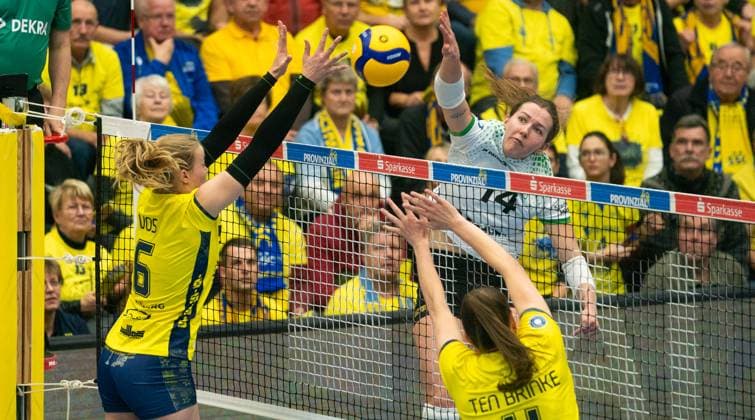 22.11..2025, Volleyball, Frauen, Zoi DVV-Pokal, Saison 2025 26, Viertelfinale, SSC Palmberg Schwerin - USC Münster Brianna Ford (USC Münster, re.) gegen Iris Vos (SSC Palmberg Schwerin, li.) und Marije ten Brinke (SSC Palmberg Schwerin, vorne re.) Schwerin Palmberg Arena Mecklenburg-Vorpommern Deutschland