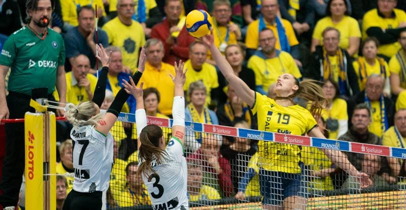 22.11..2025, Volleyball, Frauen, Zoi DVV-Pokal, Saison 2025 26, Viertelfinale, SSC Palmberg Schwerin - USC Münster Anna Artyshuk (SSC Palmberg Schwerin, re.) gegen Isabel Rebecca Martin (USC Münster, li.) und Esther Spöler (USC Münster, Mitte) Schwerin Palmberg Arena Mecklenburg-Vorpommern Deutschland *** 22 11 2025, Volleyball, Women, Zoi DVV Cup, Season 2025 26, Quarter-finals, SSC Palmberg Schwerin USC Münster Anna Artyshuk SSC Palmberg Schwerin, right against Isabel Rebecca Martin USC Münster, left and Esther Spöler USC Münster, middle Schwerin Palmberg Arena Mecklenburg-Vorpommern Germany