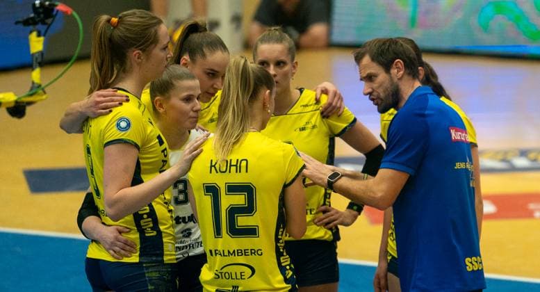 22.11..2025, Volleyball, Frauen, Zoi DVV-Pokal, Saison 2025 26, Viertelfinale, SSC Palmberg Schwerin - USC Münster Trainer Felix Koslowski (SSC Palmberg Schwerin, re.) hält eine Ansprache an seine Mannschaft. Schwerin Palmberg Arena Mecklenburg-Vorpommern Deutschland