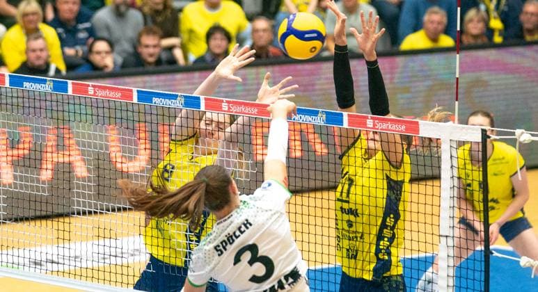 22.11..2025, Volleyball, Frauen, Zoi DVV-Pokal, Saison 2025 26, Viertelfinale, SSC Palmberg Schwerin - USC Münster Esther Spöler (USC Münster, Mitte) gegen Britte Stuut (SSC Palmberg Schwerin, li.) und Anne Hölzig (SSC Palmberg Schwerin, re.) Schwerin Palmberg Arena Mecklenburg-Vorpommern Deutschland