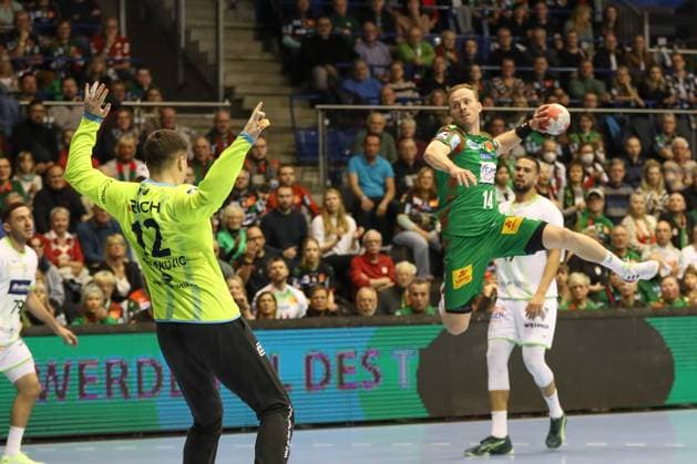 22.11.2025, xgox, Handball, Daikin HBL, SC Magdeburg - HSG Wetzlar v.l. Omar Ingi Magnusson (Magdeburg, 14) wirft Tor, Torschuetze, erzielt Tor, Treffer, scores the goal Magdeburg