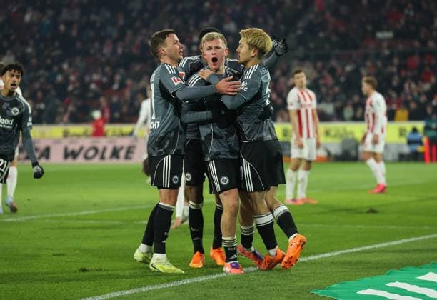 22.11.2025, Fussball Bundesliga, 1. FC Köln - Eintracht Frankfurt, v.l., Torjubel zum 1:3 durch Jonathan Burkardt (Eintracht Frankfurt), Mario Götze (Eintracht Frankfurt), Ritsu Doan (Eintracht Frankfurt), Goal celebration, celebrate the goal DFL DFB REGULATIONS PROHIBIT ANY USE OF PHOTOGRAPHS AS IMAGE SEQUENCES AND OR QUASI-VIDEO. xdcx Copyright: HMBxMedia Claus