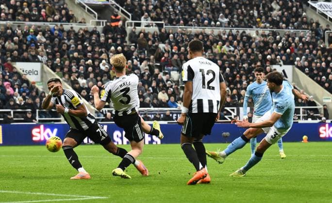 Ruben Dias of Manchester City scores their first goal Newcastle United v Manchester City, Premier League, Football, St James Park, Newcastle, UK - 22 Nov 2025Newcastle St James Park United Kingdom EDITORIAL USE ONLY No use with unauthorised audio, video, data, fixture lists, club league logos or live services. Online in-match use limited to 120 images, no video emulation. No use in betting, games or single club league player publications. Copyright: xRichardxLee Shutterstockx 15860905bc
