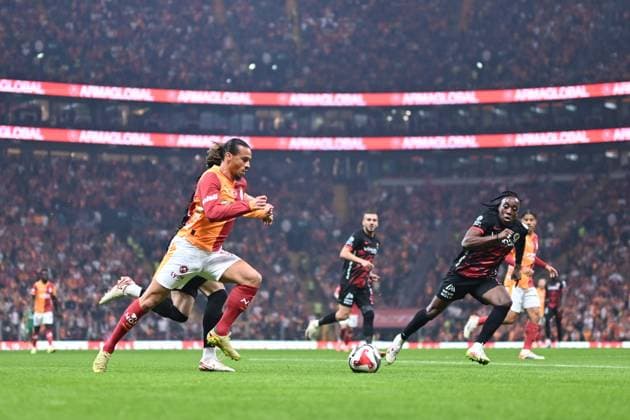 Galatasaray v Genclerbirligi - Turkish Super Lig ISTANBUL, TURKIYE - NOVEMBER 22: Galatasaray’s Leroy Sane (L) competes against Genclerbirligi’s Franco Tongya (R) during the Trendyol Super Lig week 13 match between Galatasaray and Genclerbirligi at RAMS Park in Istanbul, Turkiye, on November 22, 2025. Abdulhamid Hosbas Anadolu Istanbul Turkey. Editorial use only. Please get in touch for any other usage.  Copyright: x2025xAnadoluxAbdulhamidxHosbasx