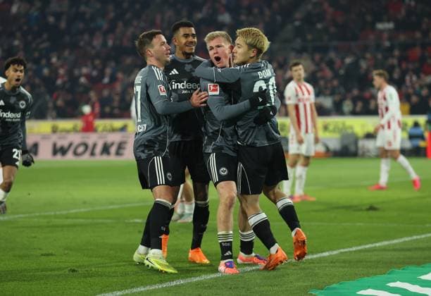 22.11.2025, Fussball Bundesliga, 1. FC Köln - Eintracht Frankfurt, v.l., Torjubel zum 1:3 durch Jonathan Burkardt (Eintracht Frankfurt), Mario Götze (Eintracht Frankfurt), Ritsu Doan (Eintracht Frankfurt), Goal celebration, celebrate the goal DFL DFB REGULATIONS PROHIBIT ANY USE OF PHOTOGRAPHS AS IMAGE SEQUENCES AND OR QUASI-VIDEO. xdcx Copyright: HMBxMedia Claus