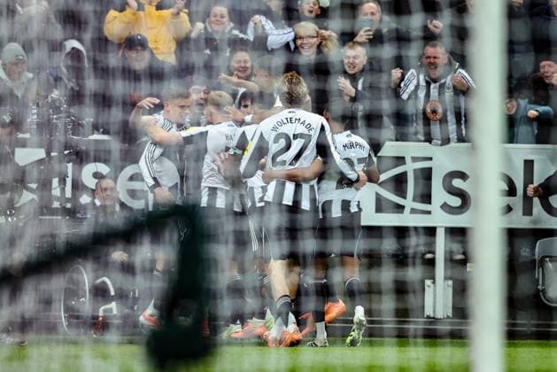 Premier League Newcastle United v Manchester City Harvey Barnes of Newcastle Untied celebrates his goal to make it 1-0 during the Premier League match Newcastle United vs Manchester City at St. James s Park, Newcastle, United Kingdom, 21st November 2025 (Photo by Alfie Cosgrove News Images) Newcastle St. James s Park Tyne and Wear United Kingdom Copyright: xAlfiexCosgrove NewsxImagesx