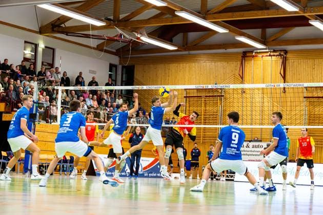 22.11.2025, GER, Volleyball, 2.BL Maenner Sued, Saison 2025 2026, Blue Volleys Gotha - Baden Volleys SSC Karlsruhe II Torm Braun (Baden Volleys SSC Karlsruhe II), Dominik Duchac (Blue Volleys Gotha), Lauritz Jastrow (Blue Volleys Gotha) 99867 Gotha Sporthalle Sportanlage Ernesti Thüringen Deutschland