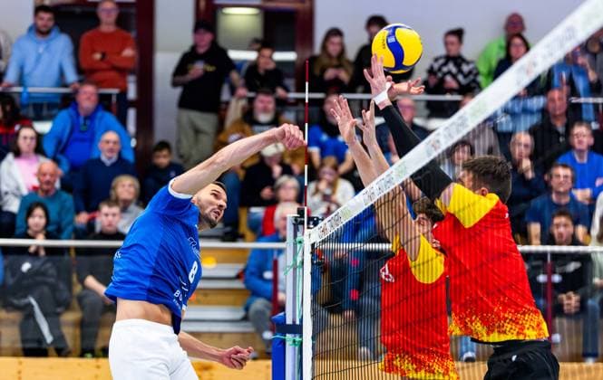 22.11.2025, GER, Volleyball, 2.BL Maenner Sued, Saison 2025 2026, Blue Volleys Gotha - Baden Volleys SSC Karlsruhe II Dominik Duchac (Blue Volleys Gotha) im Angriff 99867 Gotha Sporthalle Sportanlage Ernesti Thüringen Deutschland
