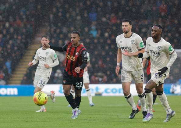 22nd November 2025, Bournemouth, Dorset, England; Premier League Football, AFC Bournemouth versus West Ham United; Kroupi of Bournemouth passes ball forward  HongboxChen