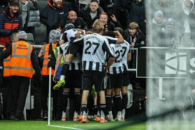 Premier League Newcastle United v Manchester City Harvey Barnes of Newcastle Untied celebrates his goal to make it 2-1 during the Premier League match Newcastle United vs Manchester City at St. James s Park, Newcastle, United Kingdom, 21st November 2025 (Photo by Alfie Cosgrove News Images) Newcastle St. James s Park Tyne and Wear United Kingdom Copyright: xAlfiexCosgrove NewsxImagesx