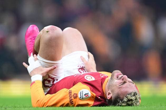 Galatasaray v Genclerbirligi - Turkish Super Lig ISTANBUL, TURKIYE - NOVEMBER 22: Galatasaray’s Baris Alper Yilmaz briefly suffers an injury after a challenge during the Trendyol Super Lig week 13 match between Galatasaray and Genclerbirligi at RAMS Park in Istanbul, Turkiye, on November 22, 2025. Abdulhamid Hosbas Anadolu Istanbul Turkey. Editorial use only. Please get in touch for any other usage.  Copyright: x2025xAnadoluxAbdulhamidxHosbasx