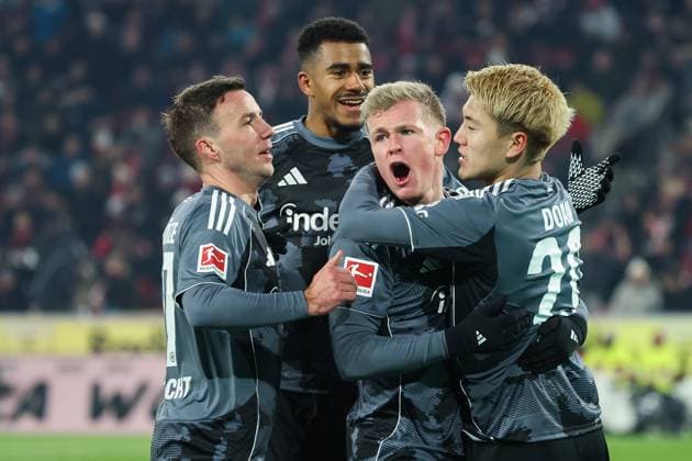 1. Bundesliga - 25 26 - 1. FC Köln - Eintracht Frankfurt am 22.11.2025 im RheinEnergieSTADION in Köln Jubel, Torjubel, Torschuetze, Torschütze Jonathan Jonny Burkardt (Frankfurt 9) jubelt nach seinem Tor zum 1 zu 3 mit der Mannschaft , hier mit Mario Götze Goetze Gotze (Frankfurt 27) , Ansgar Knauff (Frankfurt 7) und Ritsu Doan (Frankfurt 20) *** 1 Bundesliga 25 26 1 FC Köln Eintracht Frankfurt on 22 11 2025 at RheinEnergieSTADION in Cologne Cheering, goal celebration, goal scorer, goal scorer Jonathan Jonny Burkardt Frankfurt 9 celebrates with the team after his goal to make it 1 - 3 , here with Mario Götze Goetze Gotze Frankfurt 27 , Ansgar Knauff Frankfurt 7 and Ritsu Doan Frankfurt 20 MH