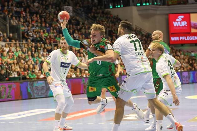 22.11.2025, xgox, Handball, Daikin HBL, SC Magdeburg - HSG Wetzlar v.l. Gisli Thorgeir Kristjansson (Magdeburg, 10) wirft Tor, Torschuetze, erzielt Tor, Treffer, scores the goal Magdeburg