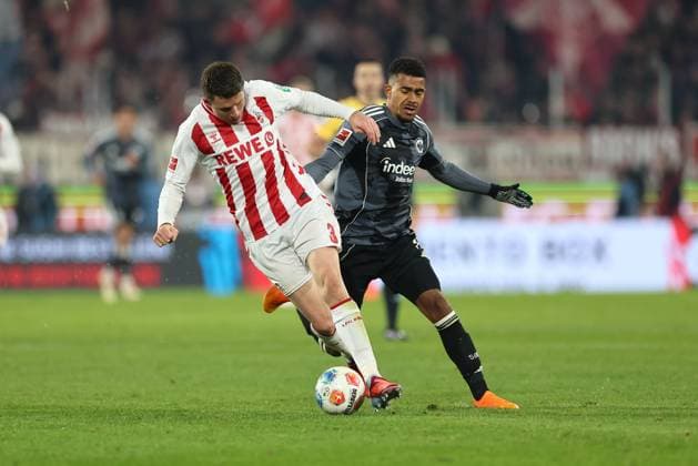 22.11.2025, Fussball Bundesliga, 1. FC Köln - Eintracht Frankfurt, v.l., Dominique Heintz (1. FC Köln), Ansgar Knauff (Eintracht Frankfurt) DFL DFB REGULATIONS PROHIBIT ANY USE OF PHOTOGRAPHS AS IMAGE SEQUENCES AND OR QUASI-VIDEO. xdcx Copyright: HMBxMedia Claus