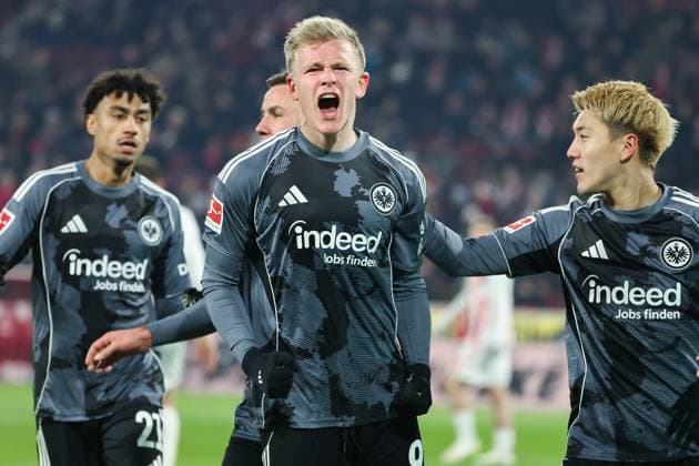 1. Bundesliga - 25 26 - 1. FC Köln - Eintracht Frankfurt am 22.11.2025 im RheinEnergieSTADION in Köln Jubel, Torjubel, Torschuetze, Torschütze Jonathan Jonny Burkardt (Frankfurt 9) jubelt nach seinem Tor zum 1 zu 3 mit der Mannschaft