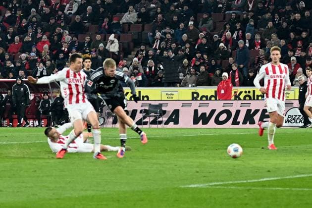 22.11.2025, xjhx, Fussball 1.Bundesliga, 1.FC Koeln - Eintracht Frankfurt v.l. Jonathan Jonny Burkardt (Eintracht Frankfurt) Torschuetze, erzielt das Tor, Treffer, scores the goal 1:4 (DFL DFB REGULATIONS PROHIBIT ANY USE OF PHOTOGRAPHS as IMAGE SEQUENCES and or QUASI-VIDEO) Koeln