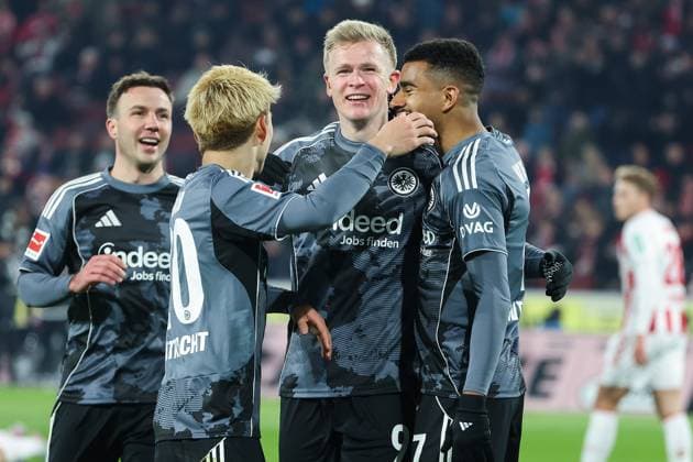 1. Bundesliga - 25 26 - 1. FC Köln - Eintracht Frankfurt am 22.11.2025 im RheinEnergieSTADION in Köln Jubel, Torjubel, Torschuetze, Torschütze Jonathan Jonny Burkardt (Frankfurt 9) jubelt nach seinem Tor zum 1 zu 4 mit der Mannschaft , hier mit Mario Götze Goetze Gotze (Frankfurt 27) , Ansgar Knauff (Frankfurt 7) und Ritsu Doan (Frankfurt 20)
