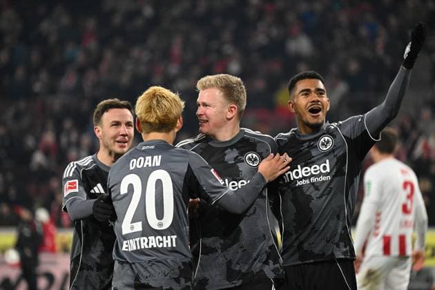 22.11.2025, xjhx, Fussball 1.Bundesliga, 1.FC Koeln - Eintracht Frankfurt v.l. Torjubel nach dem Tor zum celebrating the goal celebrate 1:4 durch Jonathan Jonny Burkardt (Eintracht Frankfurt) mit Mario Götze Goetze (Eintracht Frankfurt) Ritsu Doan (Eintracht Frankfurt) Ansgar Knauff (Eintracht Frankfurt) (DFL DFB REGULATIONS PROHIBIT ANY USE OF PHOTOGRAPHS as IMAGE SEQUENCES and or QUASI-VIDEO) Koeln