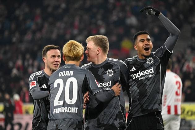 22.11.2025, xjhx, Fussball 1.Bundesliga, 1.FC Koeln - Eintracht Frankfurt v.l. Torjubel nach dem Tor zum celebrating the goal celebrate 1:4 durch Jonathan Jonny Burkardt (Eintracht Frankfurt) mit Mario Götze Goetze (Eintracht Frankfurt) Ritsu Doan (Eintracht Frankfurt) Ansgar Knauff (Eintracht Frankfurt) (DFL DFB REGULATIONS PROHIBIT ANY USE OF PHOTOGRAPHS as IMAGE SEQUENCES and or QUASI-VIDEO) Koeln