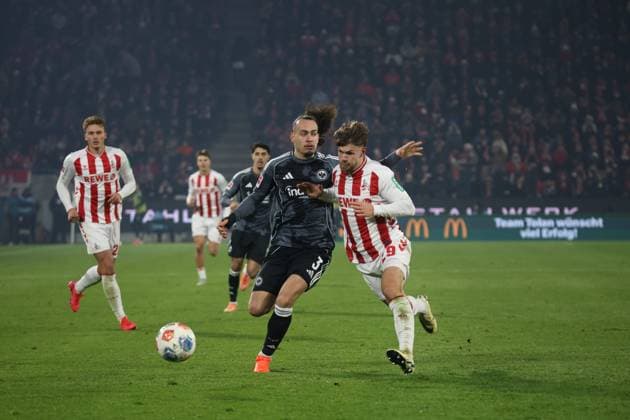 v.l. Sebastian Sebulonsen (1.FC Koeln 28), Arthur Theate (Eintracht Frankfurt 03), Jan Thielmann (1.FC Koeln 29) GER, 1. FC Koeln vs. Eintracht Frankfurt, Fussball, Bundesliga, 11. Spieltag, Spielzeit 2025 2026, 22.11.2025 (DFL DFB REGULATIONS PROHIBIT ANY USE OF PHOTOGRAPHS as IMAGE SEQUENCES and or QUASI-VIDEO). GER, 1. FC Koeln vs. Eintracht Frankfurt, Fussball, Bundesliga, 11. Spieltag, Spielzeit 2025 2026, 22.11.2025 Koeln Copyright: xEibner-Pressefotox xThomasxStoeckerx EP_TSR