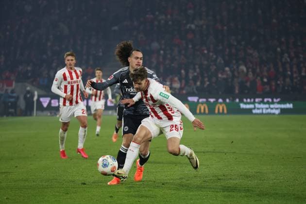 v.l. Sebastian Sebulonsen (1.FC Koeln 28), Arthur Theate (Eintracht Frankfurt 03), Jan Thielmann (1.FC Koeln 29) GER, 1. FC Koeln vs. Eintracht Frankfurt, Fussball, Bundesliga, 11. Spieltag, Spielzeit 2025 2026, 22.11.2025 (DFL DFB REGULATIONS PROHIBIT ANY USE OF PHOTOGRAPHS as IMAGE SEQUENCES and or QUASI-VIDEO). GER, 1. FC Koeln vs. Eintracht Frankfurt, Fussball, Bundesliga, 11. Spieltag, Spielzeit 2025 2026, 22.11.2025 Koeln Copyright: xEibner-Pressefotox xThomasxStoeckerx EP_TSR