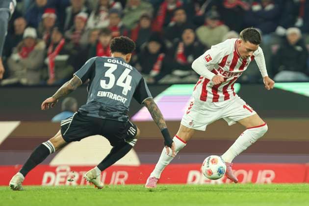 Nnamdi Collins (Eintracht Frankfurt) und Said El Mala (1. FC Koeln) im Zweikampf waehrend des spiels der Bundesliga zwischen 1. FC Köln und Eintracht Frankfurt, RheinEnergieSTADION am 22. November 2025 in Köln, Deutschland. (Foto von Oliver Kaelke DeFodi Images) +++ Nnamdi Collins (Eintracht Frankfurt) und Said El Mala (1. FC Koeln) battle for the ball during the Bundesliga match between 1. FC Köln and Eintracht Frankfurt at RheinEnergieSTADION on November 22, 2025 in Köln, Germany. (Photo by Oliver Kaelke DeFodi Images) DFL regulations prohibit any use of photographs as image sequences and or quasi-video. (Photo by Oliver Kaelke DeFodi Images)